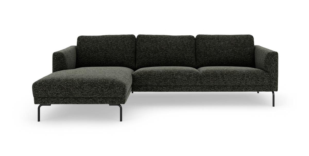 Mørkegrøn modulsofa med venstrevendt chaiselong og sorte metalben, frilagt på hvid baggrund.