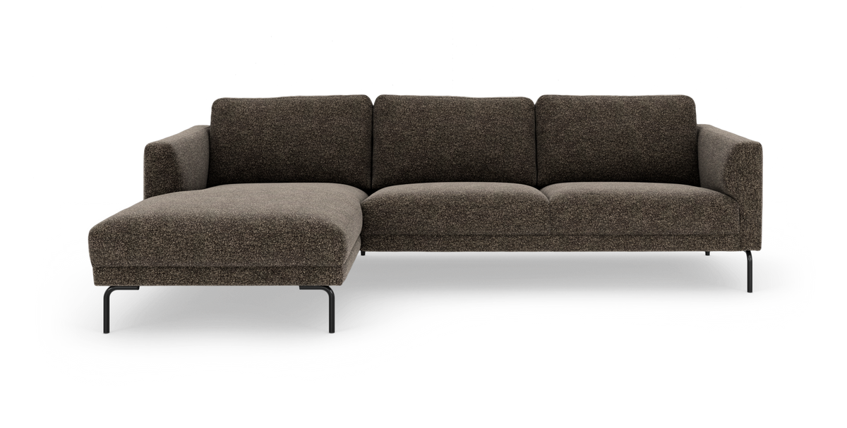 Hjørnesofa med venstrevendt chaiselong i mørkbrunt, tweedlignende stof på sorte metalben, frilagt mod hvid baggrund.