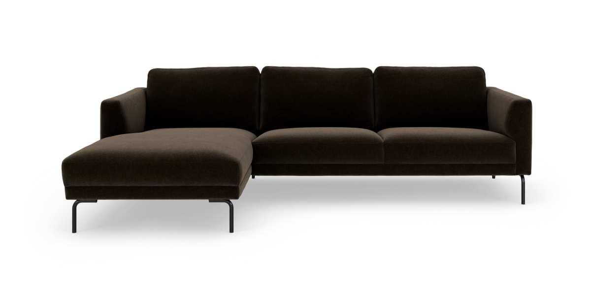 Mørkebrun modulsofa med venstrevendt chaiselong og slanke metalben, frilagt på hvid baggrund.