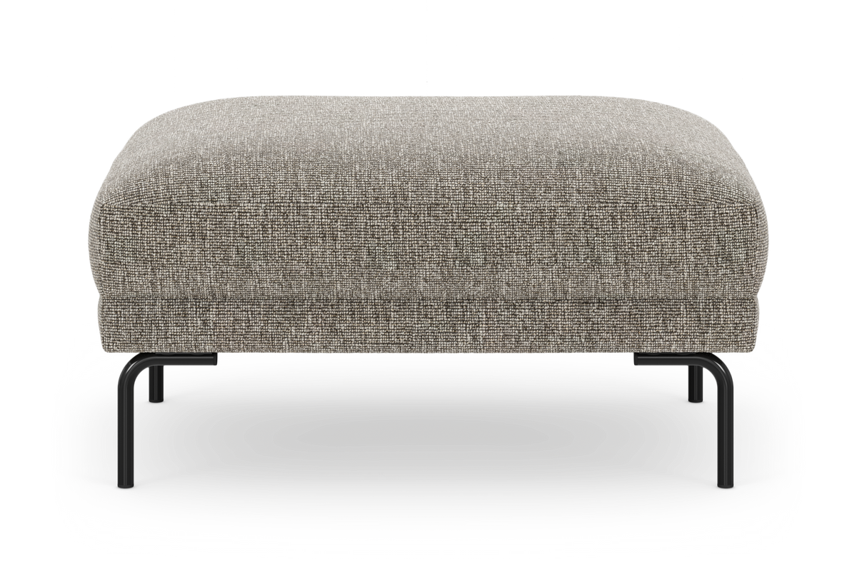Moderne puf/ottoman i gråbeige stof med sorte metalben, frilagt på hvid baggrund og set forfra.