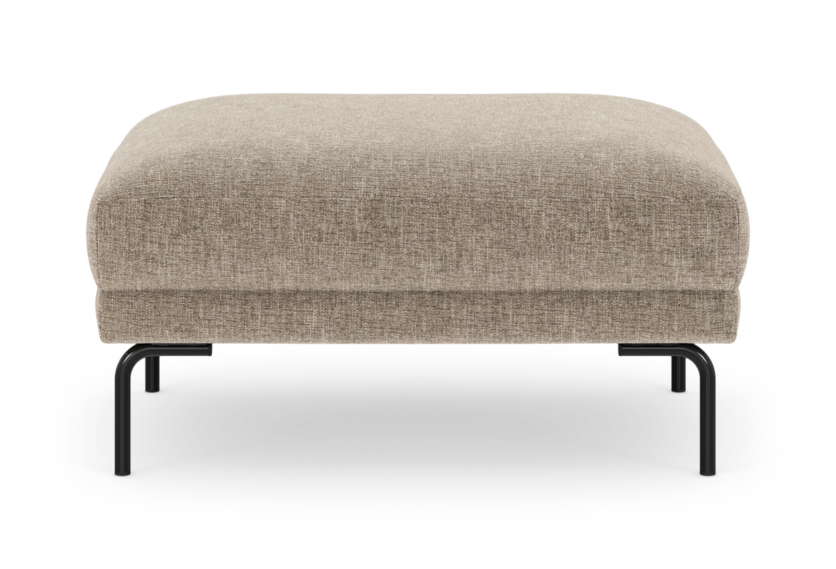 Beige polstret ottoman/puf med sorte metalben, set forfra på hvid baggrund.