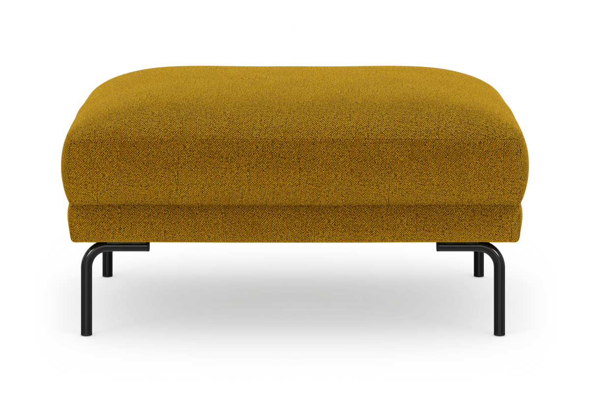 Sennepsgul puf/ottoman med sorte metalben, set forfra mod hvid baggrund.