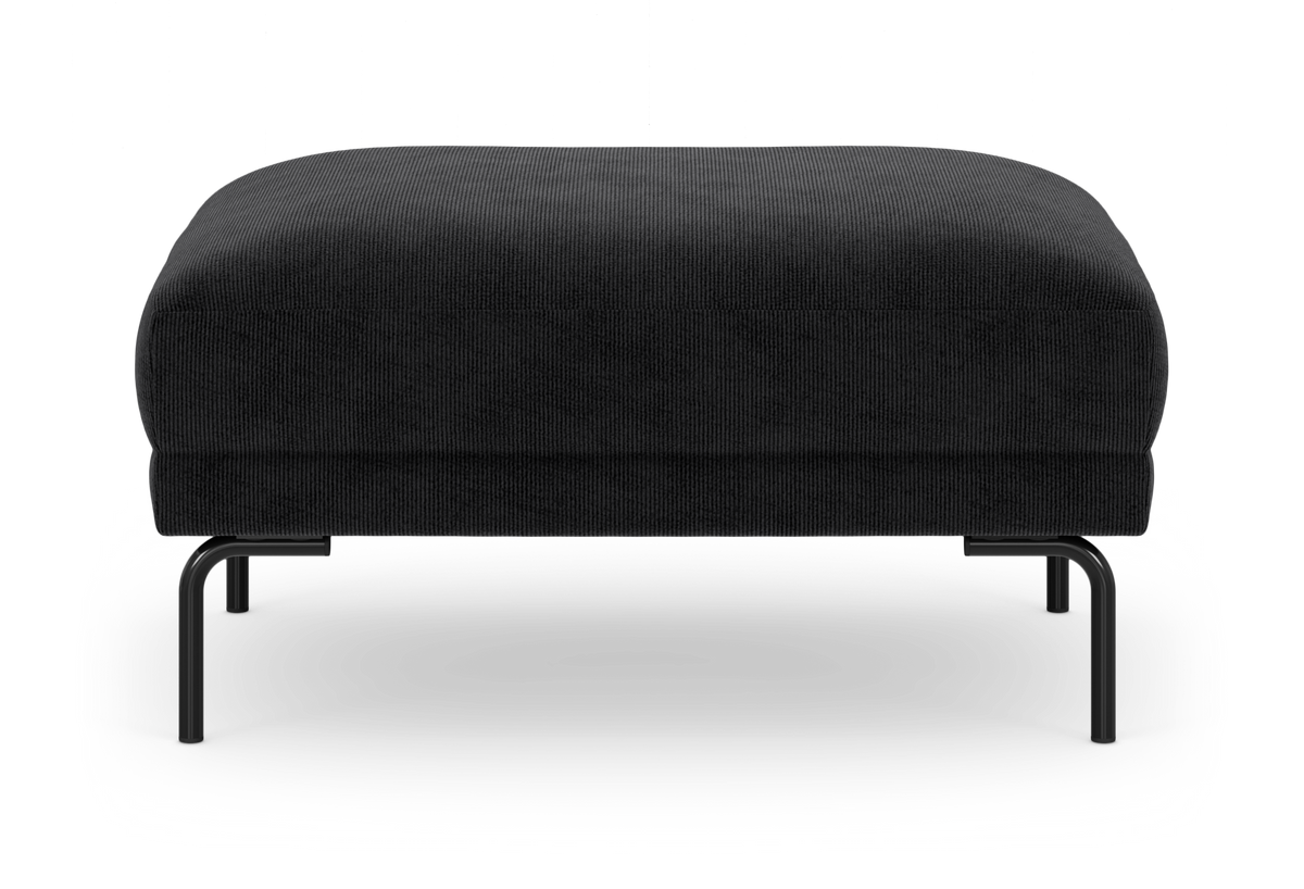 Sort rektangulær puf med stofbetræk og slanke sorte metalben, set forfra.