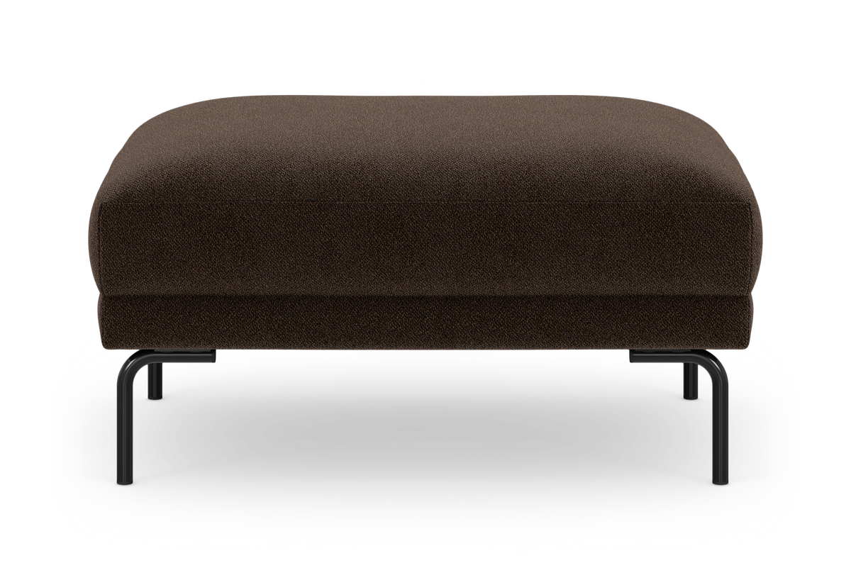 Brun puf/ottoman med sorte metalben, set forfra mod hvid baggrund.