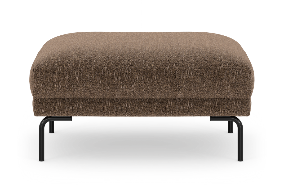Brun ottoman/skammel i stof med sorte metalben, set direkte forfra på hvid baggrund.