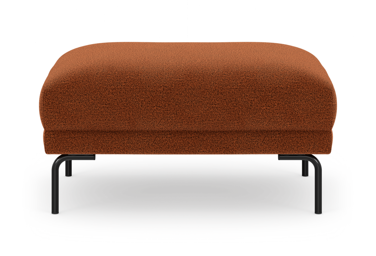 Moderne rustbrun puf i tekstil med sorte metalben, frilagt på hvid baggrund.