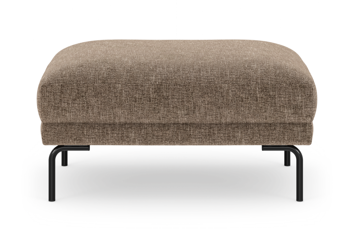 Brunbeige puff/ottoman i stof med sorte metalben, frilagt mod hvid baggrund.