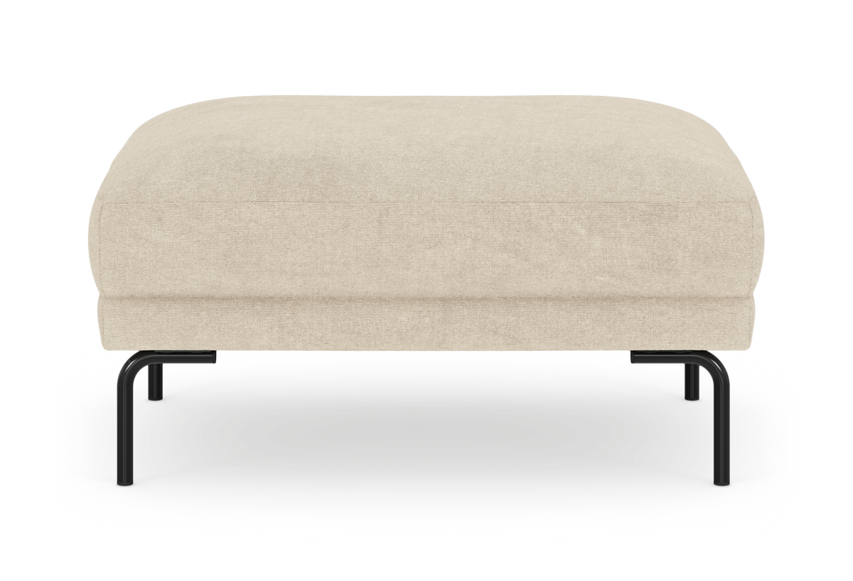 Beige polstret ottoman/fodskammel med sorte metalben, frilagt på hvid baggrund.