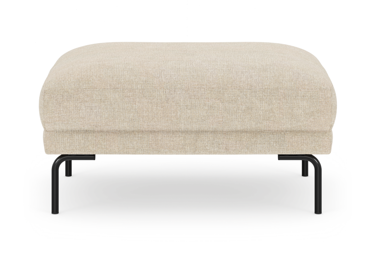 Beige polstret puf med sorte metalben, frilagt på hvid baggrund.