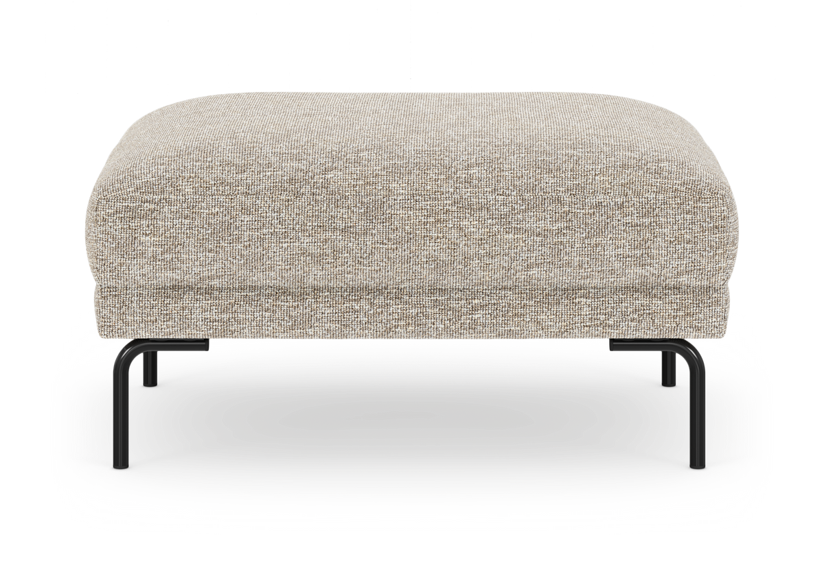 Beige ottoman/fodskammel i stof med sorte metalben, frilagt på hvid baggrund.