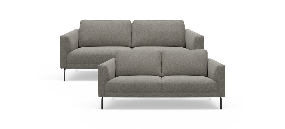 To grå to-personers sofaer med slanke sorte ben i frontvisning, fritlagt mod hvid baggrund.