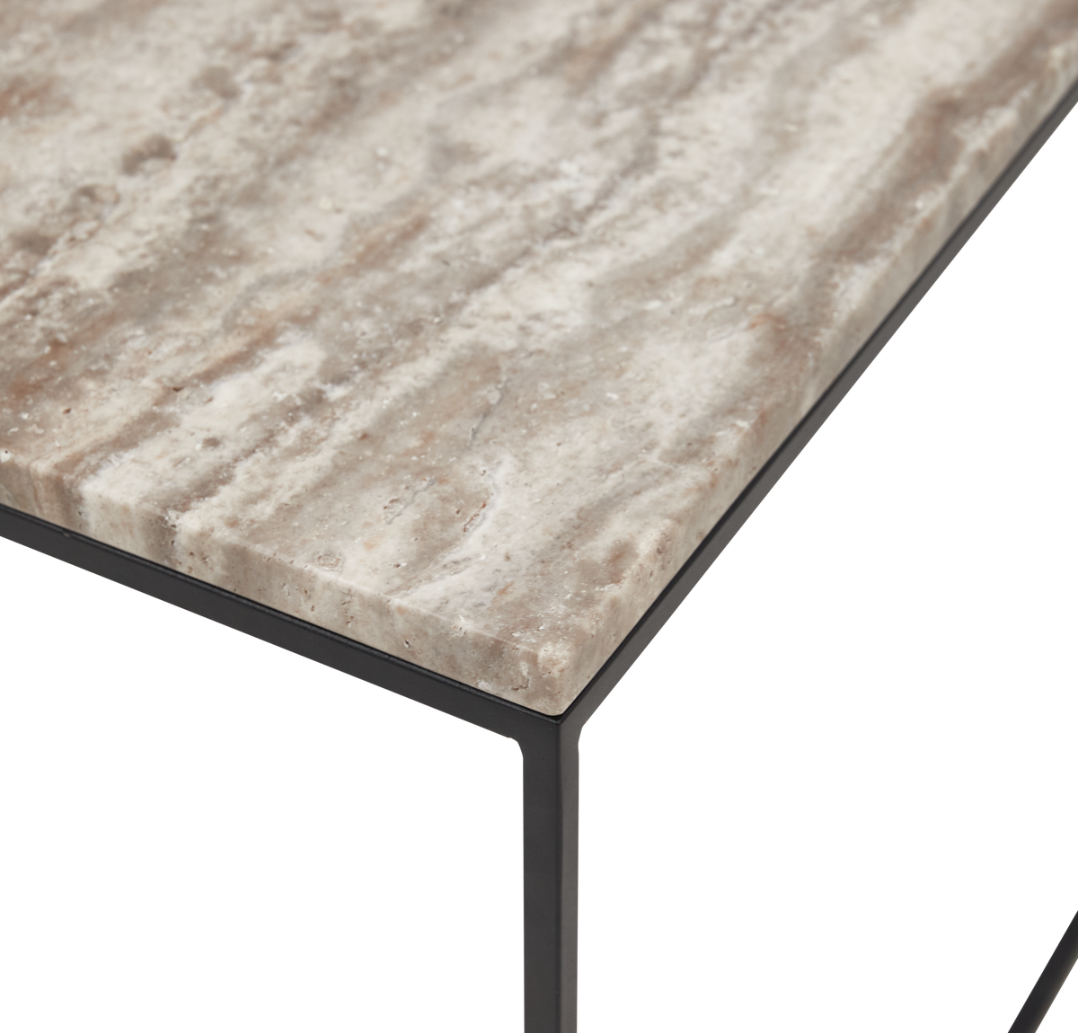 Nærbillede af et sofabords hjørne med beige travertin/stenplade og sort metalstel.