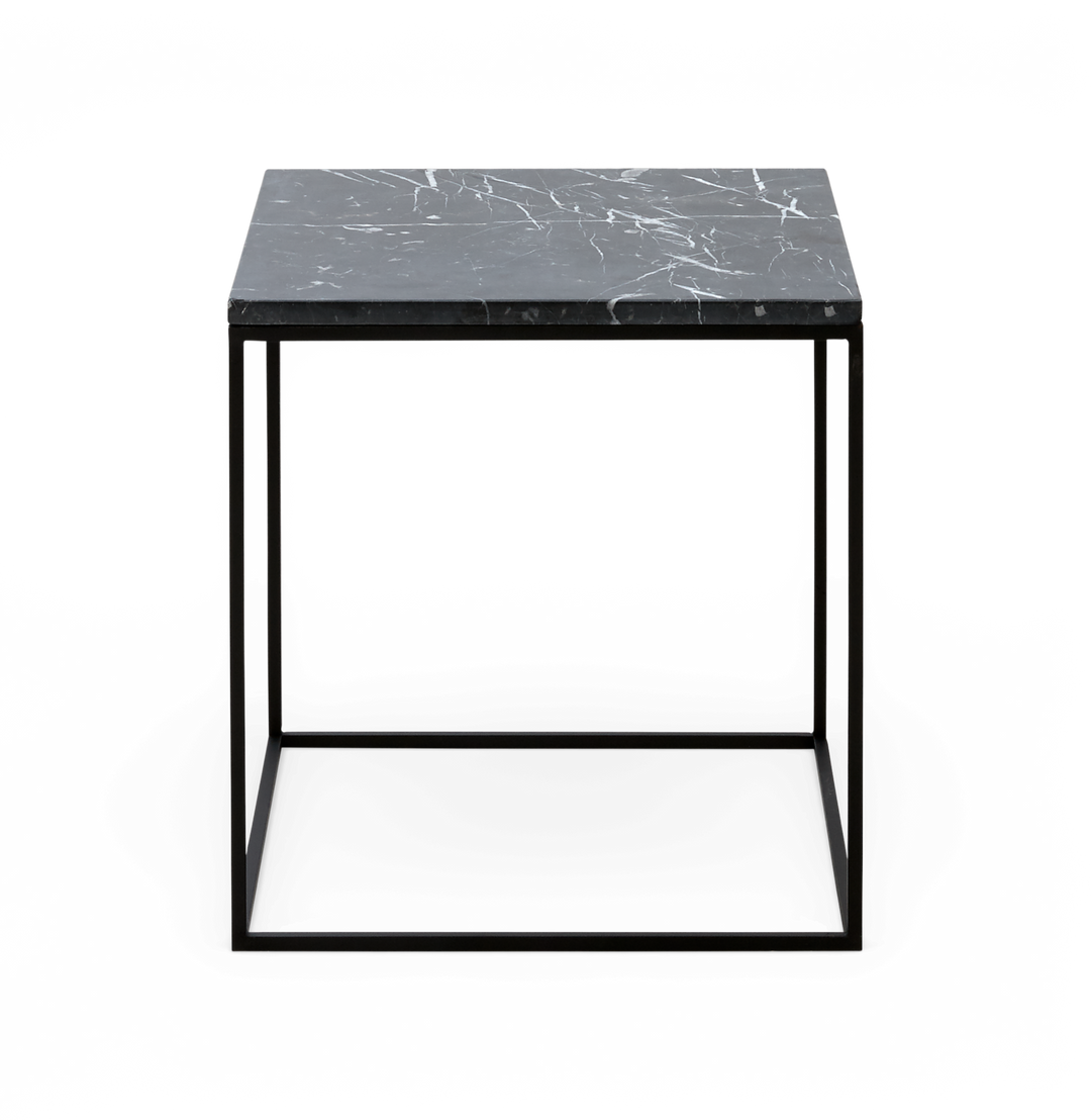 Kvadratisk sidebord med sort marmorbordplade og slank sort metalramme.