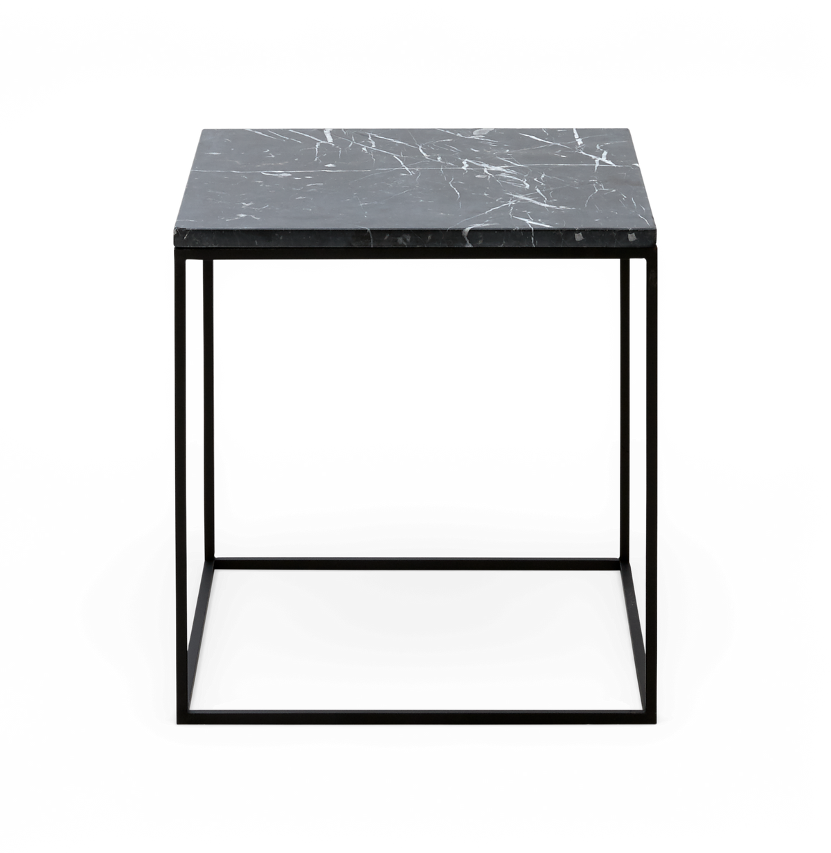 Kvadratisk sidebord med sort marmorbordplade og slank sort metalramme.
