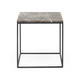 Kvadratisk sidebord med brungrå marmorplade og sort metalstel.