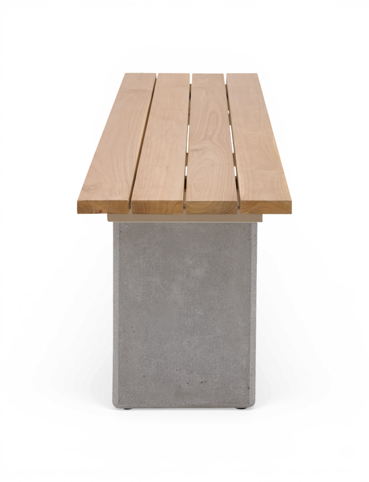 Bænk med betonbase og sæde af lyse trælister, frilagt frontview.