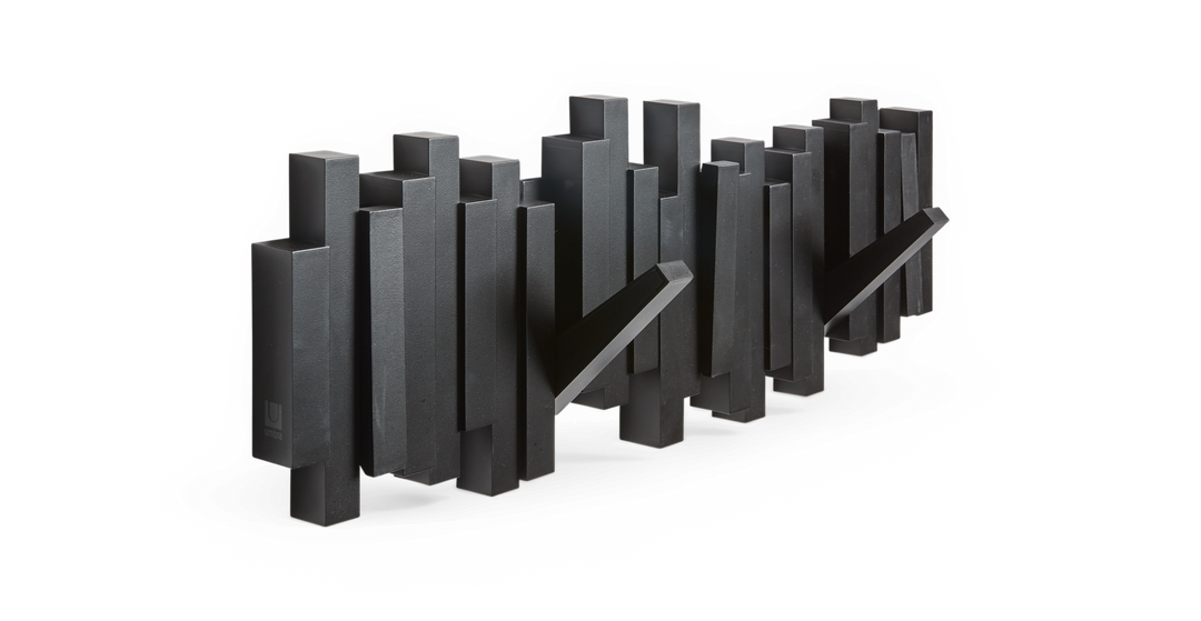 Sort vægmonteret knagerække med nedfældelige kroge i geometrisk design, logoet ”umbra” synligt.