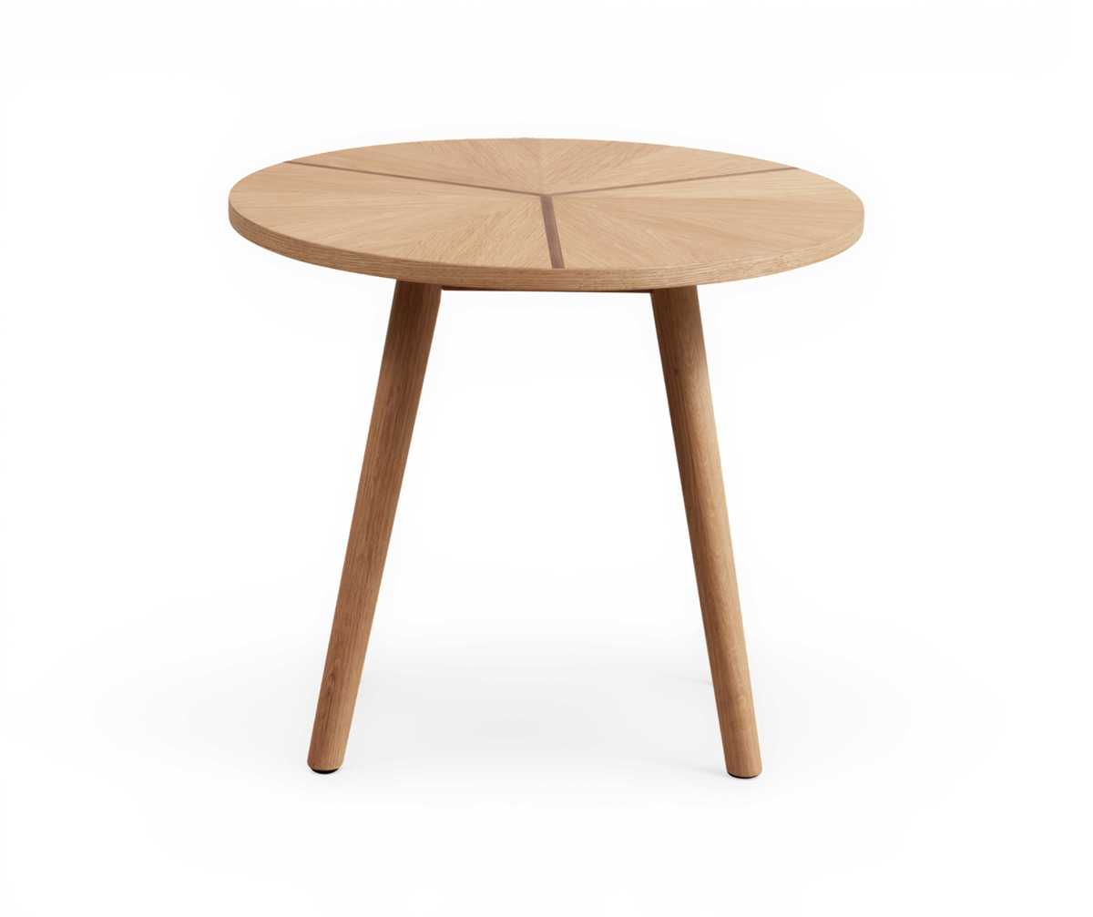 Rundt sidebord i lyst træ med tre ben og finérmønstret bordplade, fritlagt på hvid baggrund.