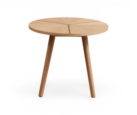 Rundt sidebord i lyst træ med tre ben og finérmønstret bordplade, fritlagt på hvid baggrund.