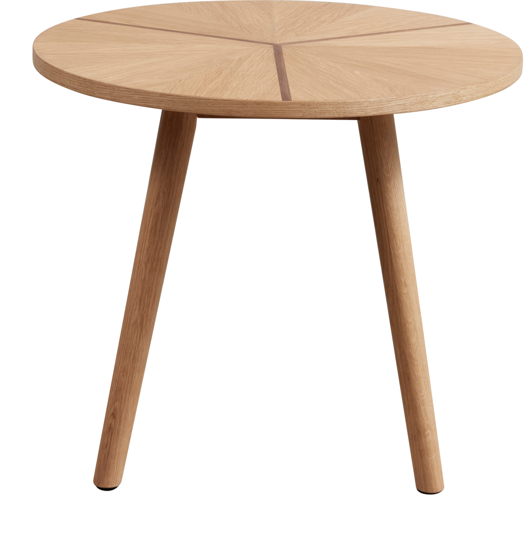 Rundt lille sidebord i lys eg med tre ben og stjerneformet finér på bordpladen.
