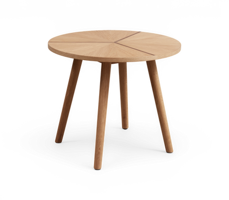 Rundt sidebord i eg med geometrisk finérmønster på bordpladen og fire skrå ben.