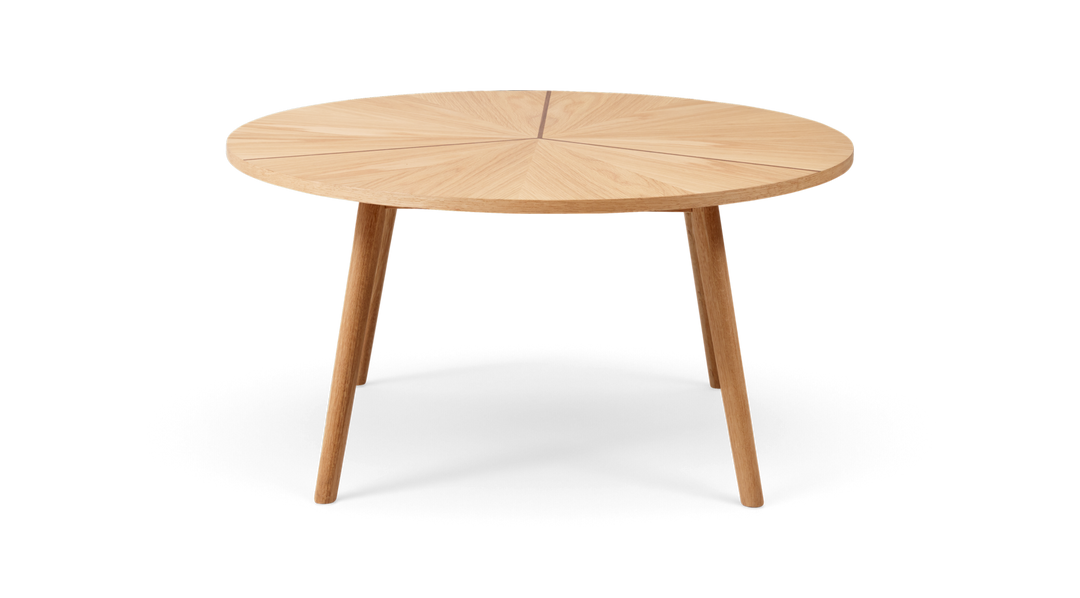 Rundt sofabord i eg med stjerneformet finérmønster på bordpladen og tre skråtstillede ben.