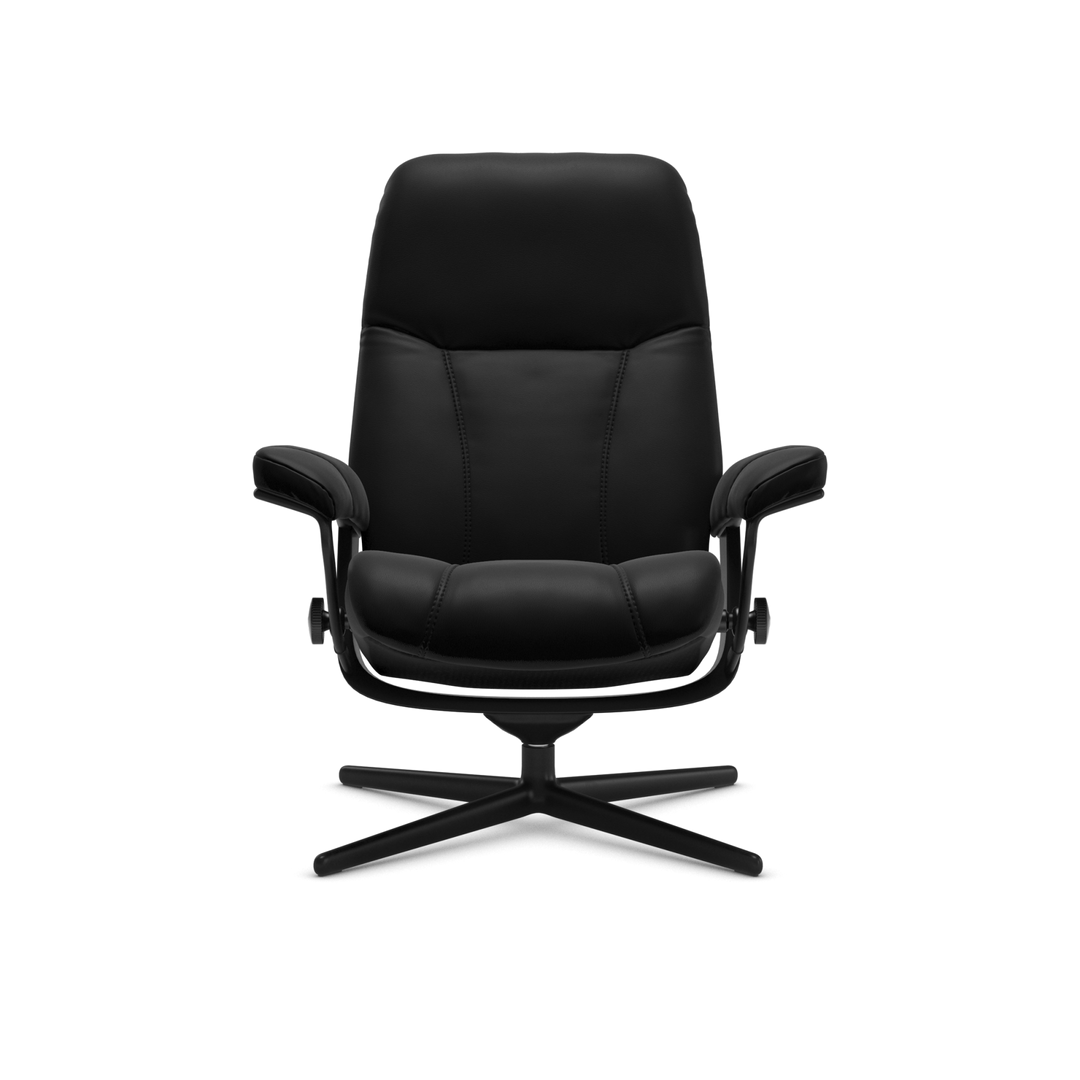 Sort modern loungestol med armlæn og drejefod, frilagt på transparent baggrund.