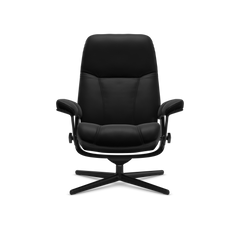 Sort modern loungestol med armlæn og drejefod, frilagt på transparent baggrund.