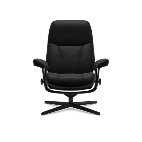 Sort modern loungestol med armlæn og drejefod, frilagt på transparent baggrund.