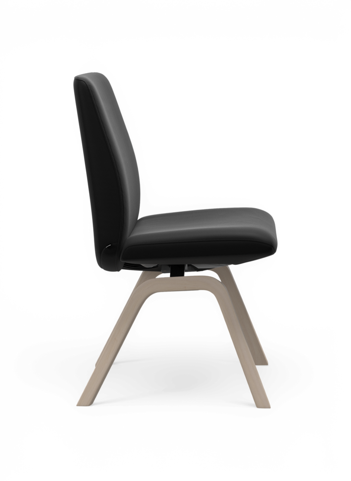 Sidevisning af moderne loungestol med sort læder og lyse træben.