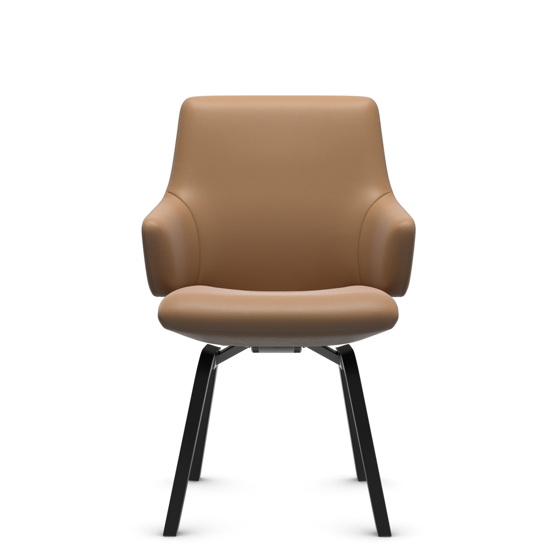 Moderne beige/brun polstret lænestol med sorte skrå ben, frontvisning på hvid baggrund.