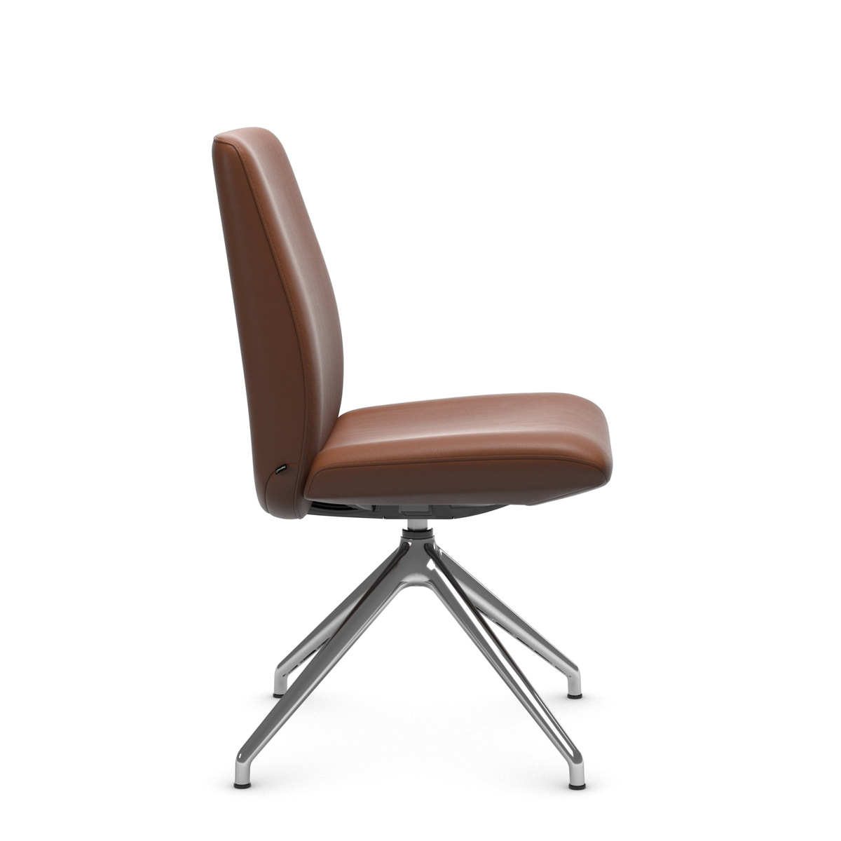 Brun læderstol i sideprofil med forkromet firebent drejefod, frilagt på hvid baggrund.