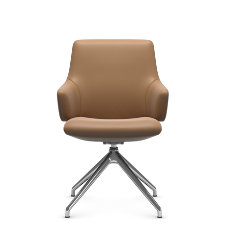 Brun moderne loungestol med krydsformet metalfod, frilagt mod hvid baggrund.