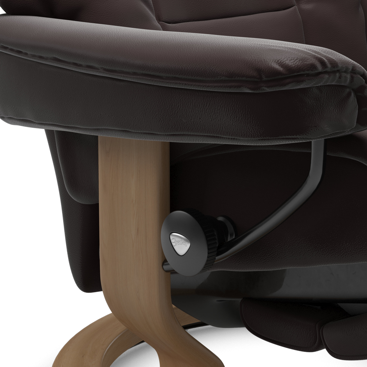 Nærbillede af brun læderlænestol med træbase og et justeringshjul med teksten Stressless.