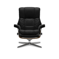 Forfra: moderne sort læderlænestol med polstrede puder og metal drejefod.