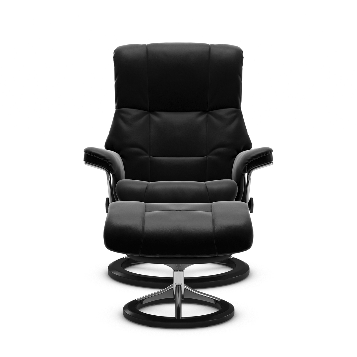 Sort reclinerlænestol med matchende skammel på rund metalfod, isoleret mod hvid baggrund.