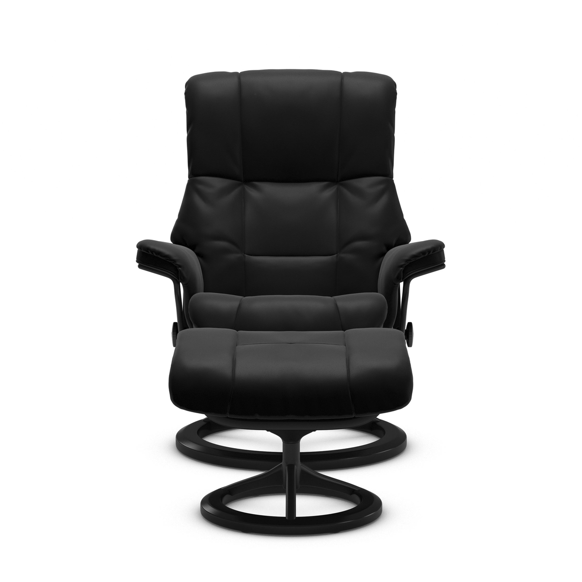 Sort reclinerlænestol med matchende fodskammel på rund drejebase, fotograferet forfra mod hvid studiebaggrund.