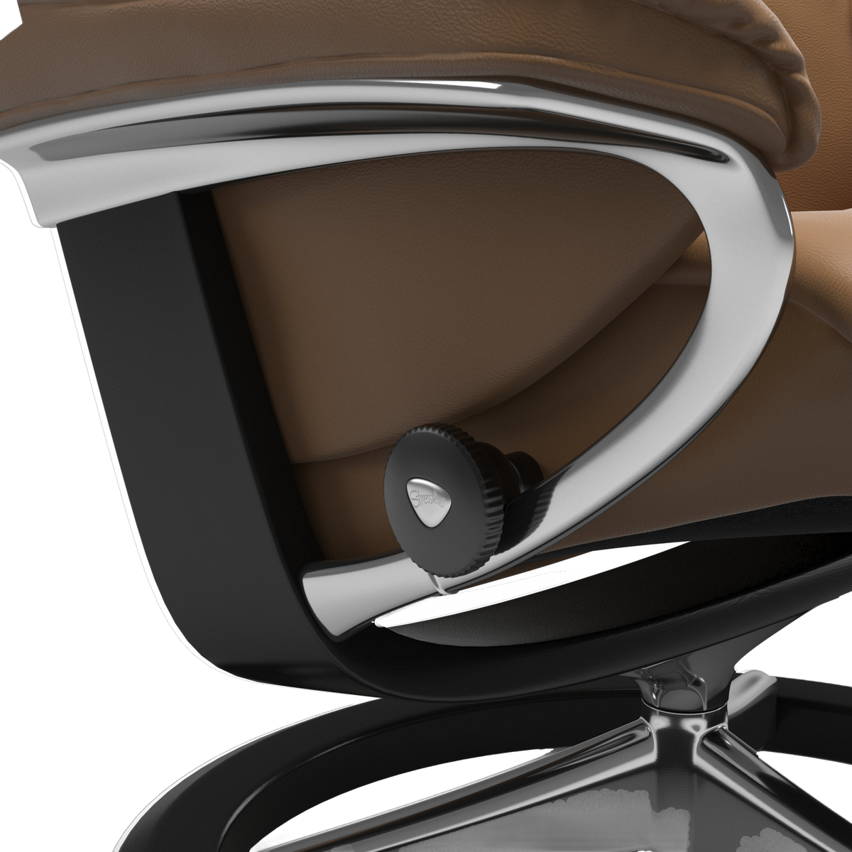 Nærbillede fra siden af en brun læderlænestol med krom arm og justeringshjul med Stressless‑logo på sort sokkel, studieoptagelse.