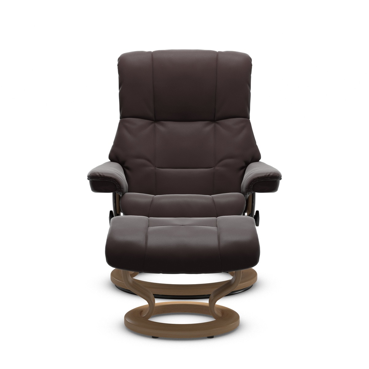 Brun læderlænestol med matchende skammel på lys træbase mod hvid baggrund, forfra.