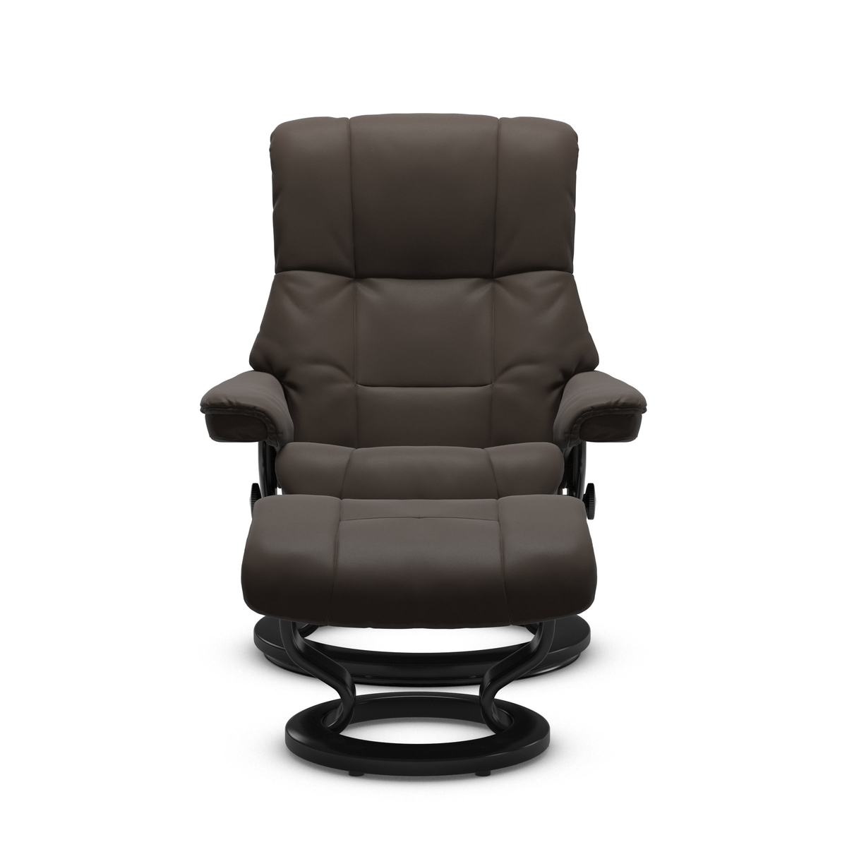 Brun reclinerlænestol med matchende fodskammel på sort drejebase, frilagt på hvid baggrund.