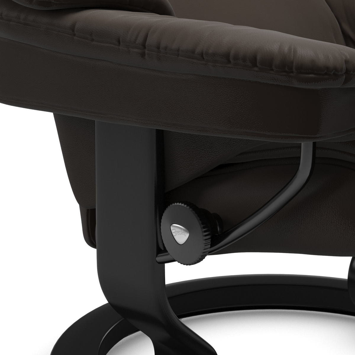 Nærbillede af brun læderlænestol med sort base og justeringsknap med Stressless‑emblem.