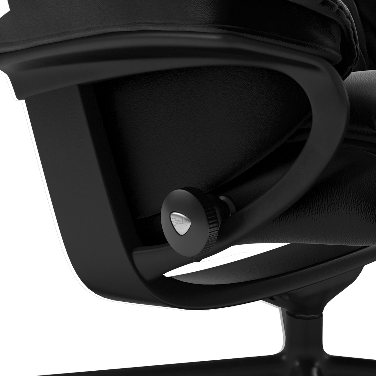 Nærbillede af sort justeringsknap og armlæn på en kontorstol med Stressless‑logo.