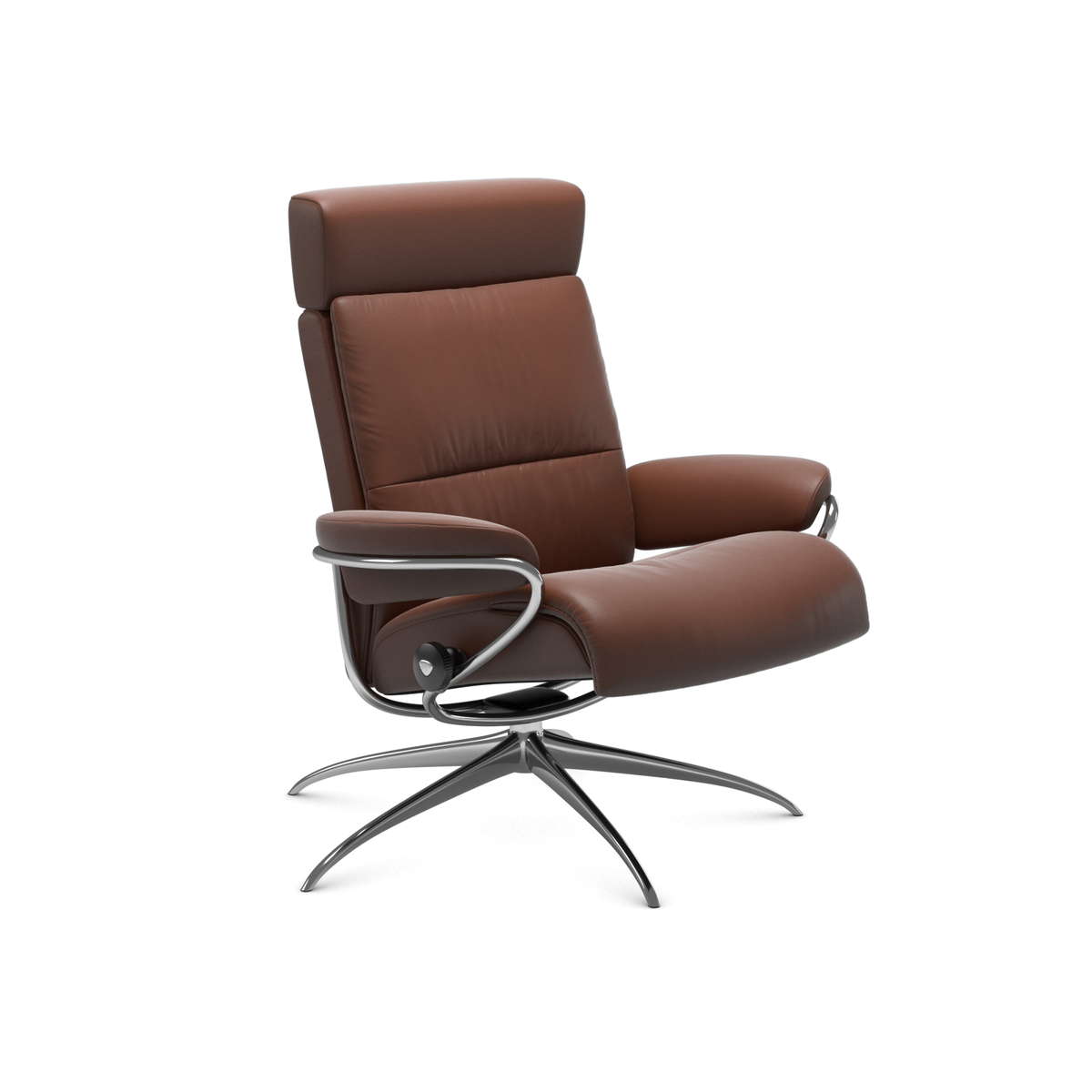 Brun læderlænestol med metalfod i moderne design.