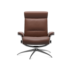 Brun læderlænestol med høj ryg og metalsokkel med drej, set forfra.