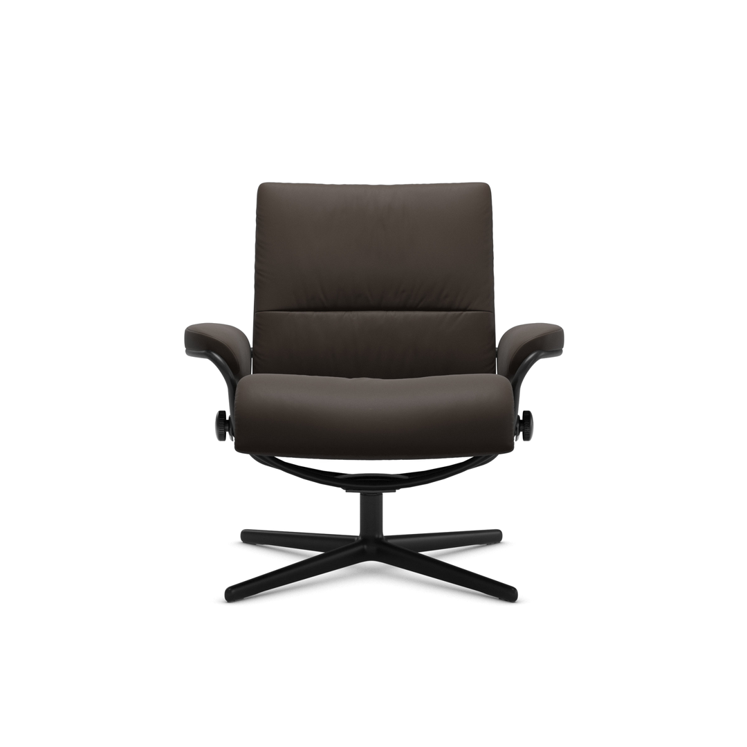 Brun moderne loungestol i læder med drejeligt krydsstel, frilagt mod hvid baggrund.