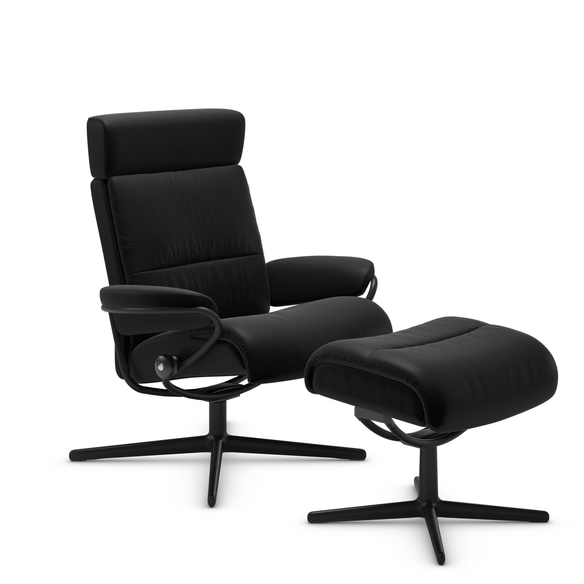Sort lænestol med matchende skammel i moderne design med drejefod.