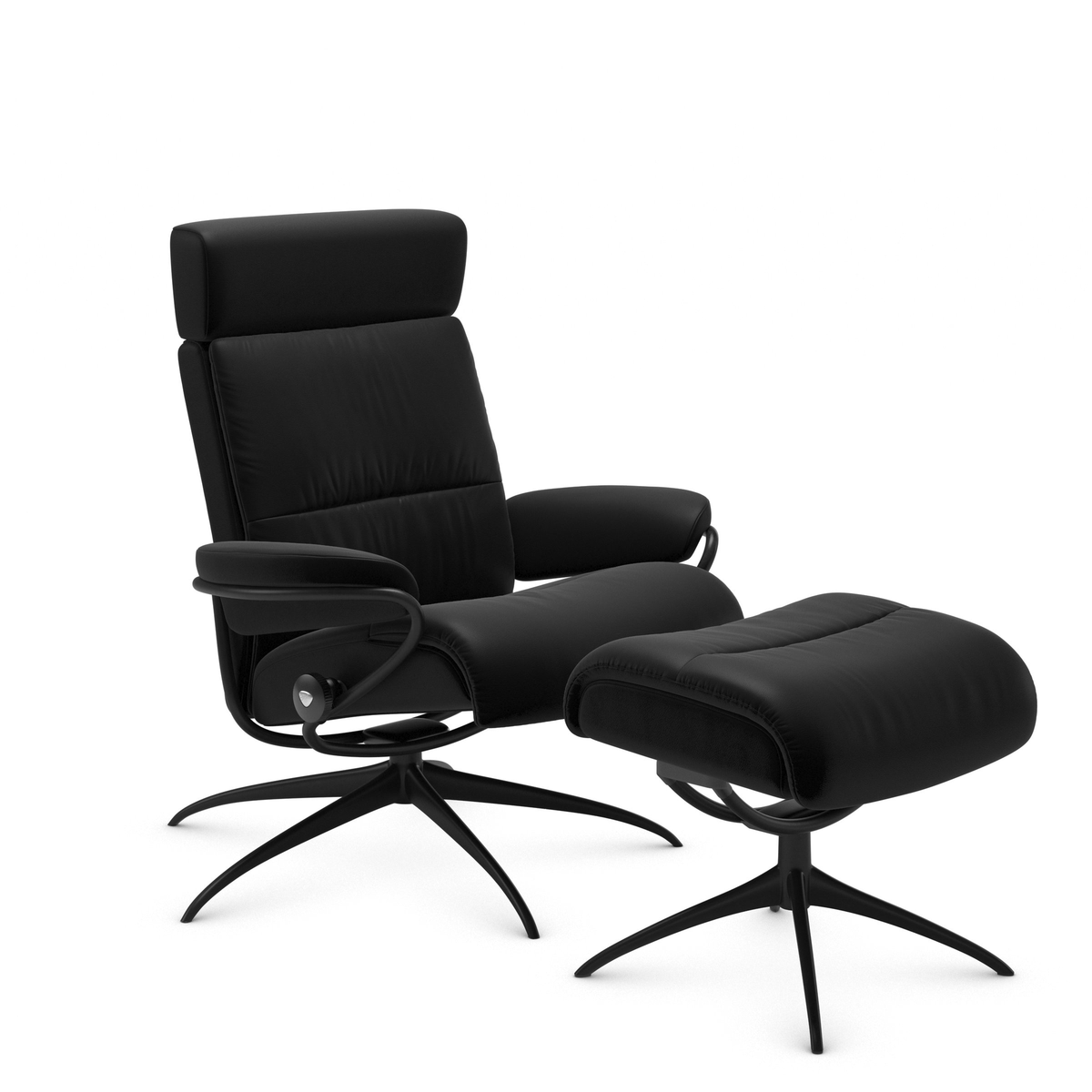 Sort reclinerlænestol med matchende skammel på hvid baggrund.