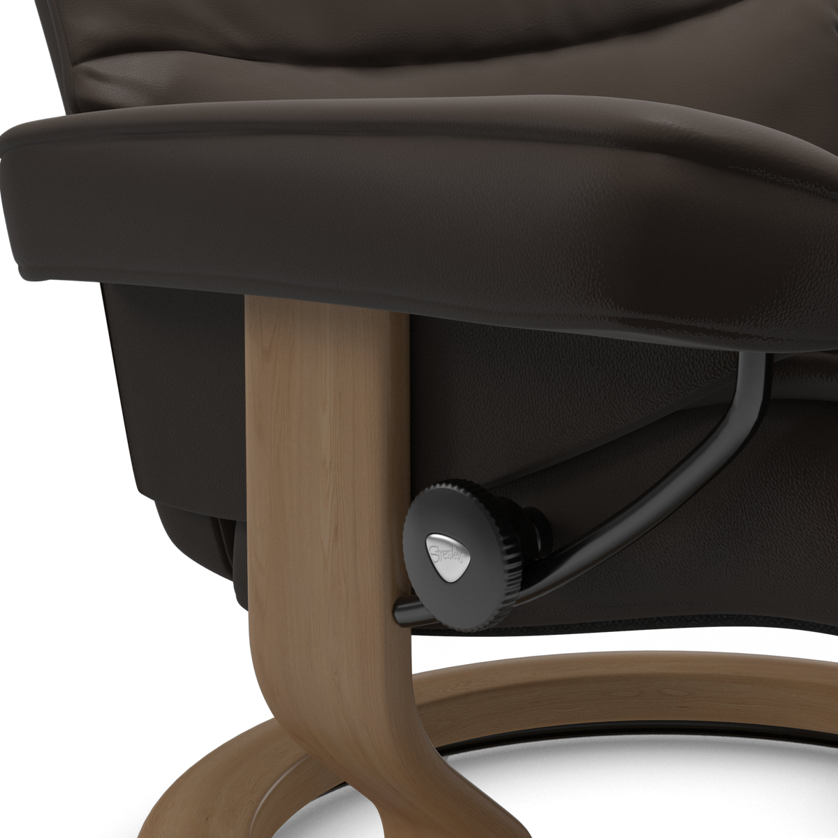 Nærbillede af brun læderlænestol med træfod og justeringshjul med logoet ”Stressless”.