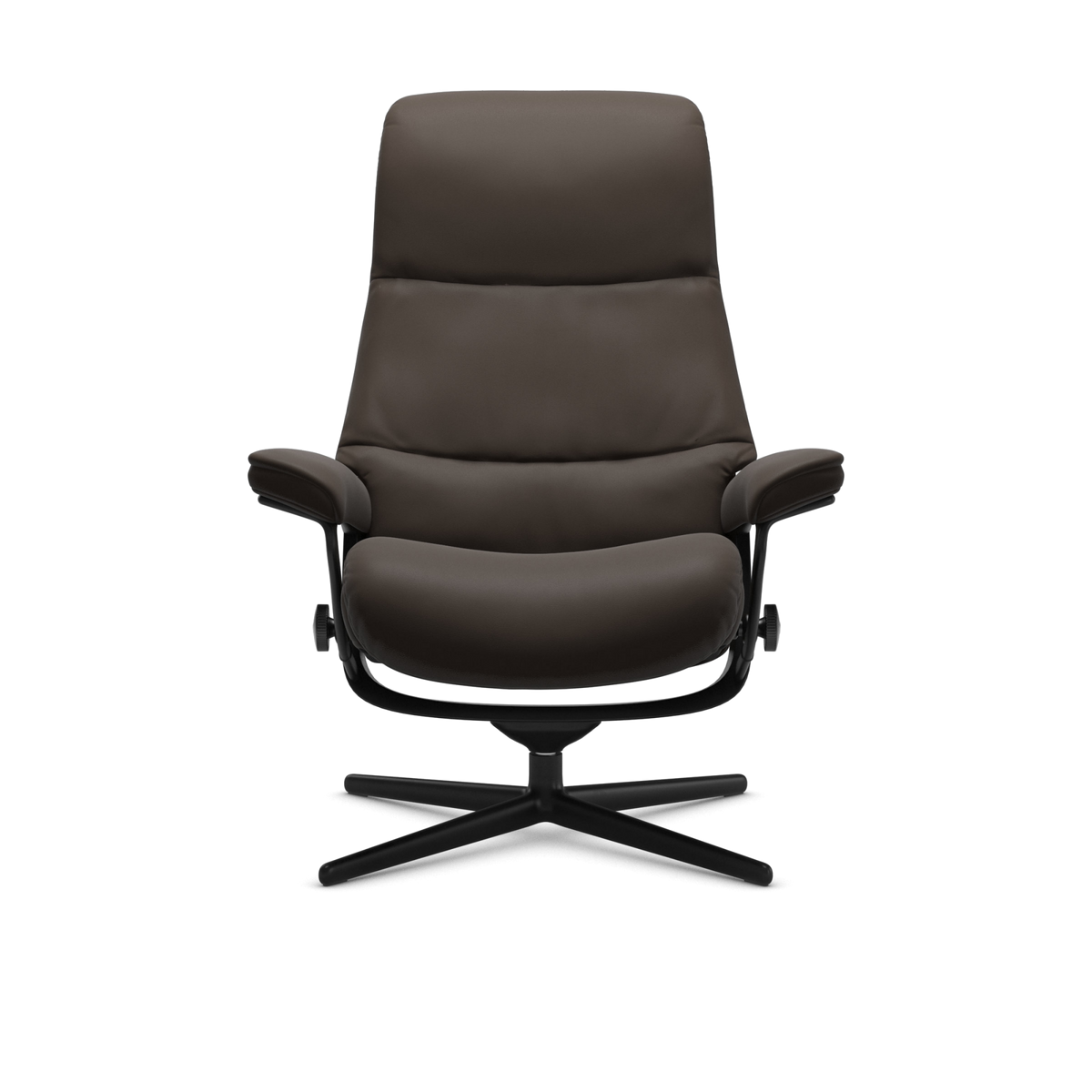 Brun læderlænestol med høj ryg og drejeligt krydsstel, frilagt.