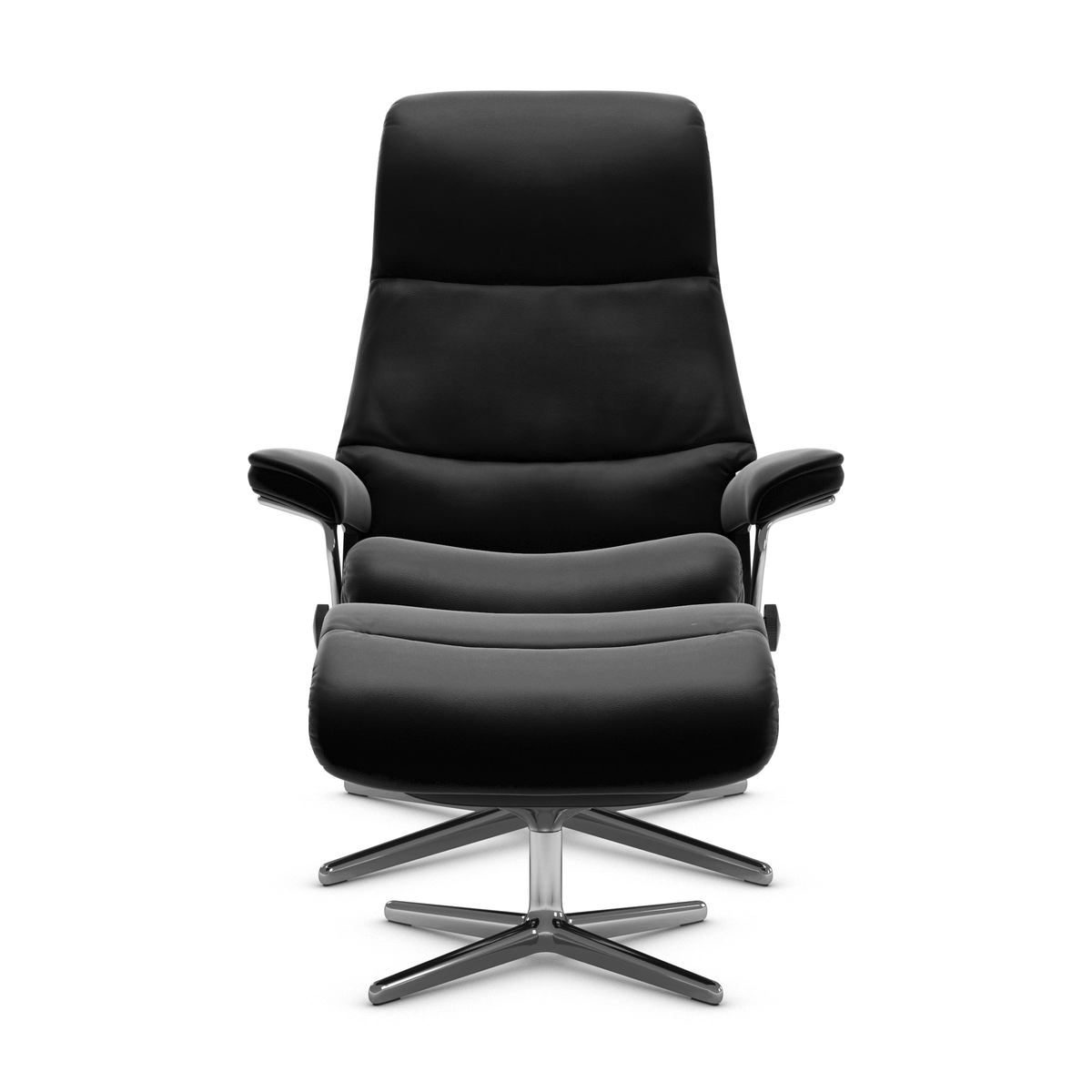 Sort reclinerlænestol med matchende skammel på kromet drejefod, centreret mod hvid baggrund.